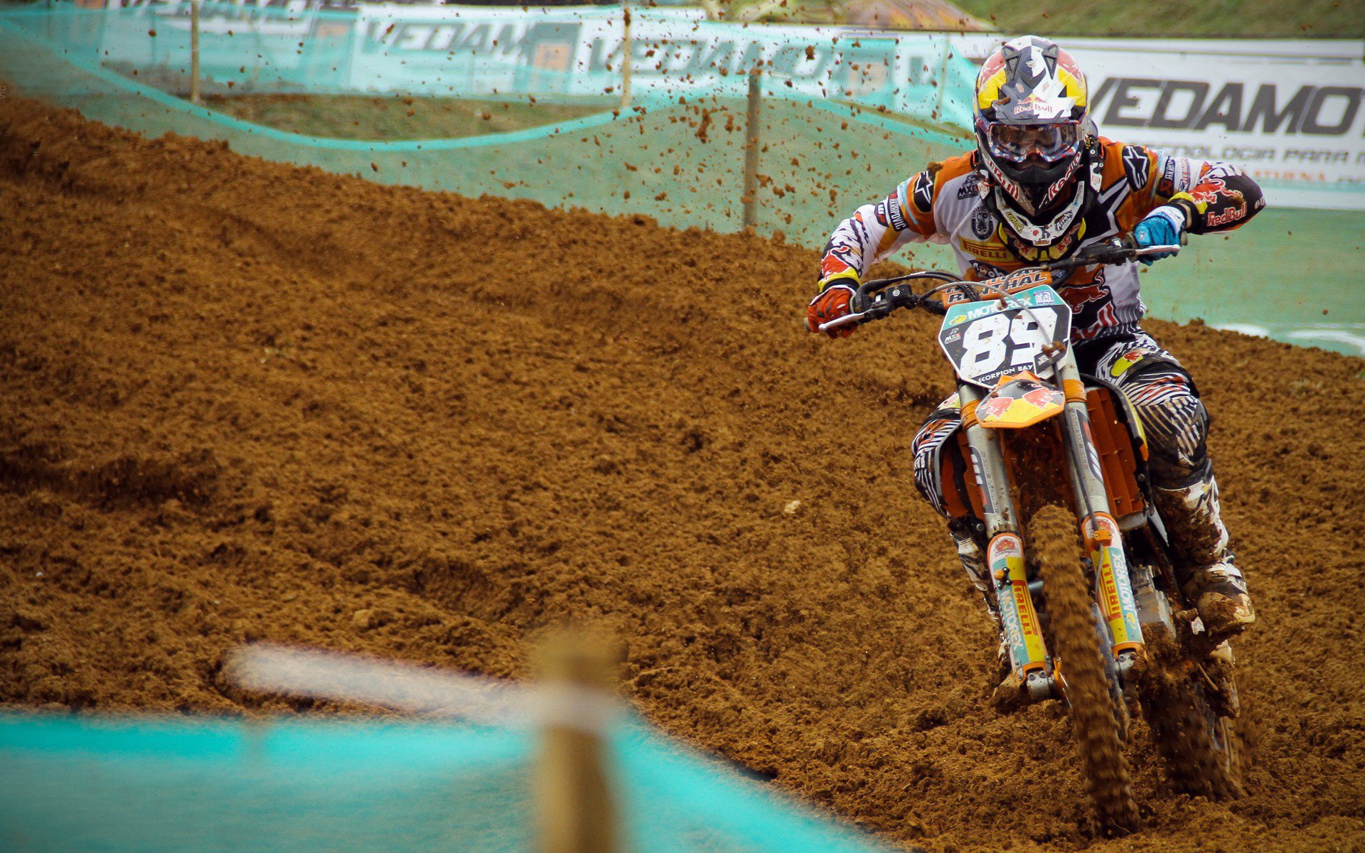 中超联赛激战正酣，争冠保级悬念迭起